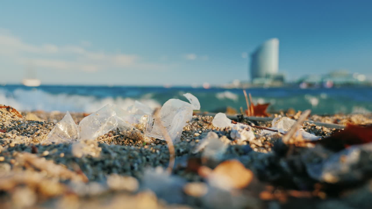 바르셀로나 해변의 플라스틱 및 기타 쓰레기 1