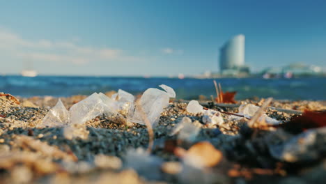plástico y otras basuras en la playa de barcelona 1