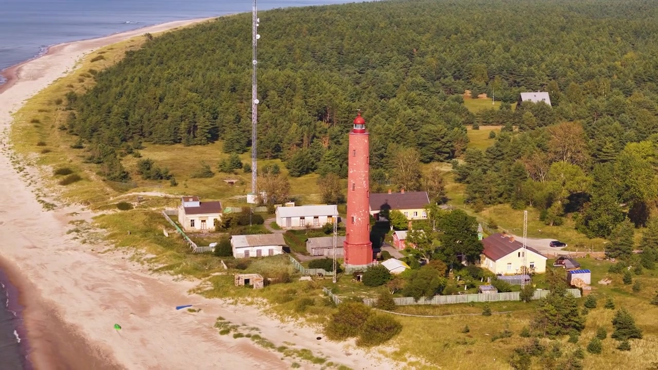 Ilmakuva Akmeņragsin majakasta Akmeņraga bāk Itämeren Latvian rannikolla, joka sijaitsee Pāvilostan lomakaupungin eteläpuolella.