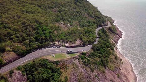 vuelo sobre la carretera cerca de la costa norte