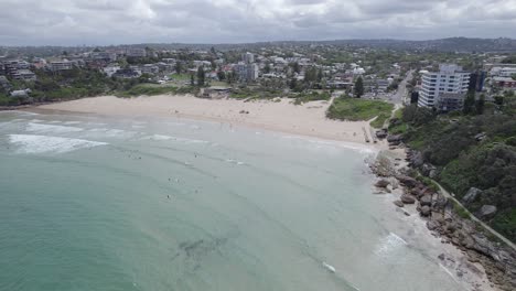 Menschen-Schwimmen-Am-Süßwasserstrand-In-Süßwasser,-New-South-Wales,-Australien