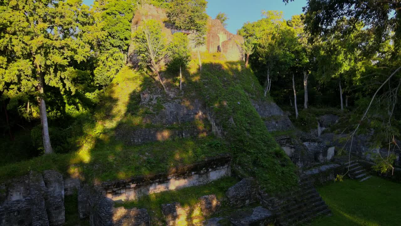 antigua ruina maya en la selva en guatemala, sitio arqueológico de nakum, estructura piramidal podrida