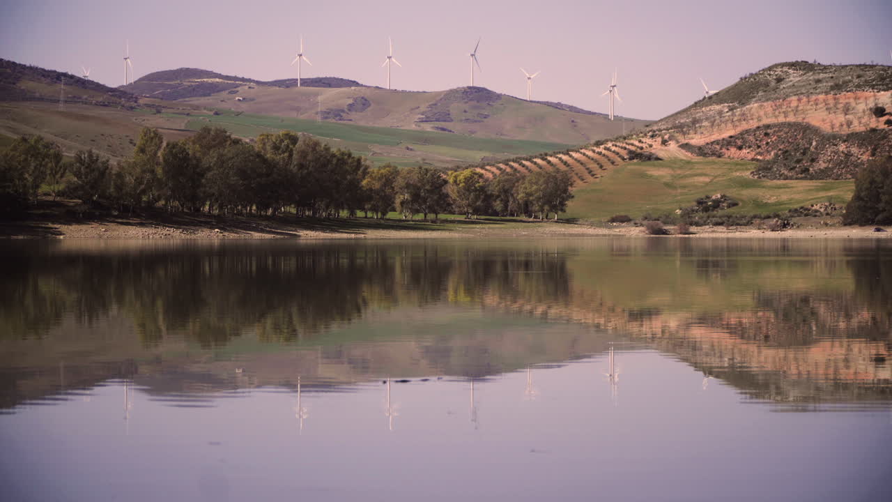 vista desde el lago de turbinas eólicas en las hermosas montañas de grecia - toma amplia