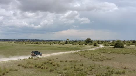 video de avión no tripulado de un jeep conduciendo a través del desierto