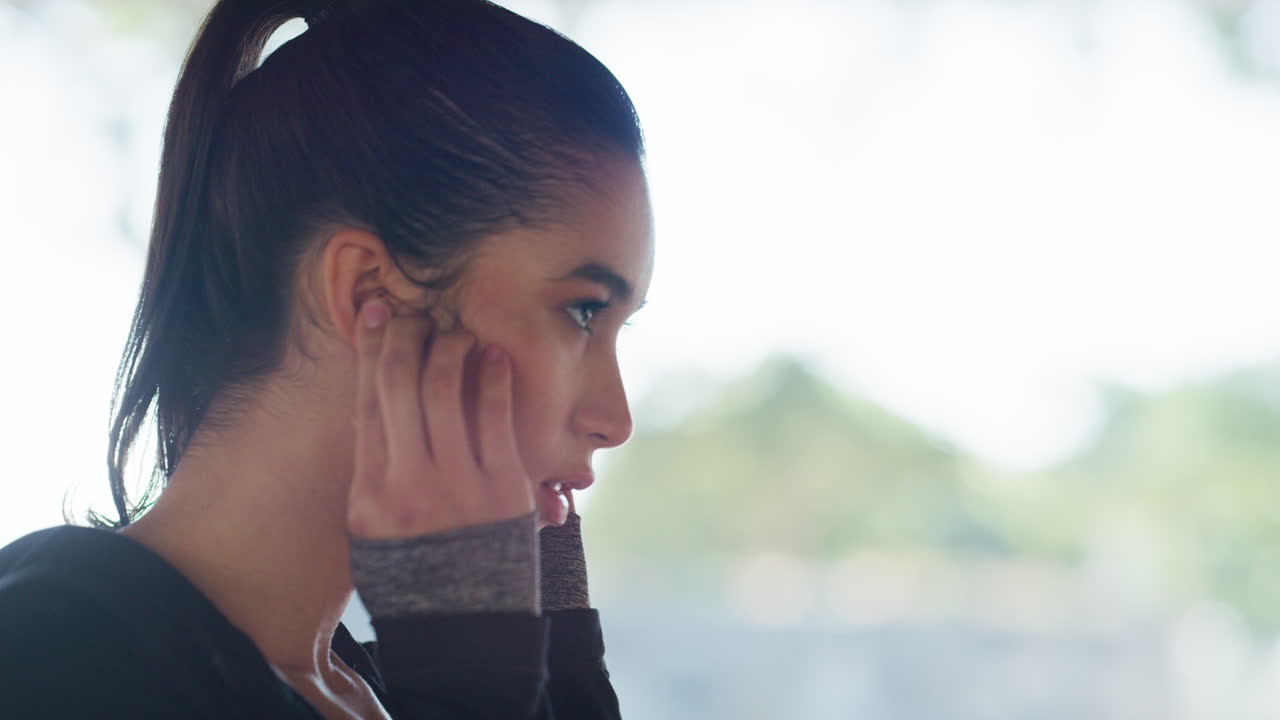 그녀의 음악은 그녀의 운동에 동기를 부여합니다.