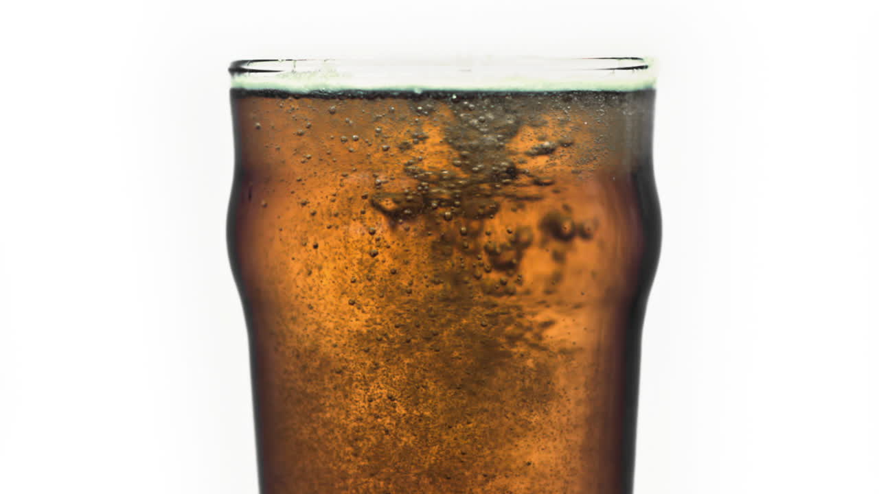 la cerveza se vierte en la pinta en súper cámara lenta