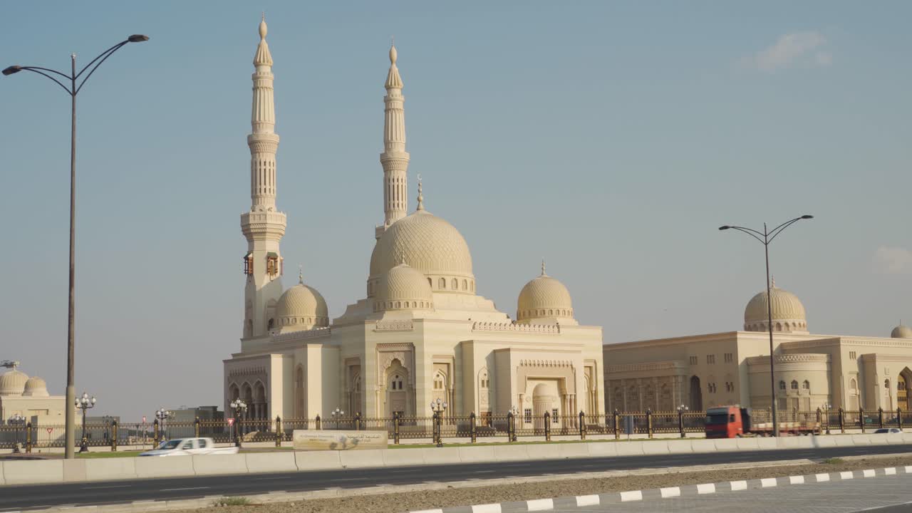 exterior de la mezquita de la universidad al qasimia en sharjah uae - plano general