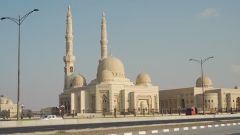 Außenansicht-Der-Al-Qasimia-Universitätsmoschee-In-Sharjah,-Vereinigte-Arabische-Emirate---Totale