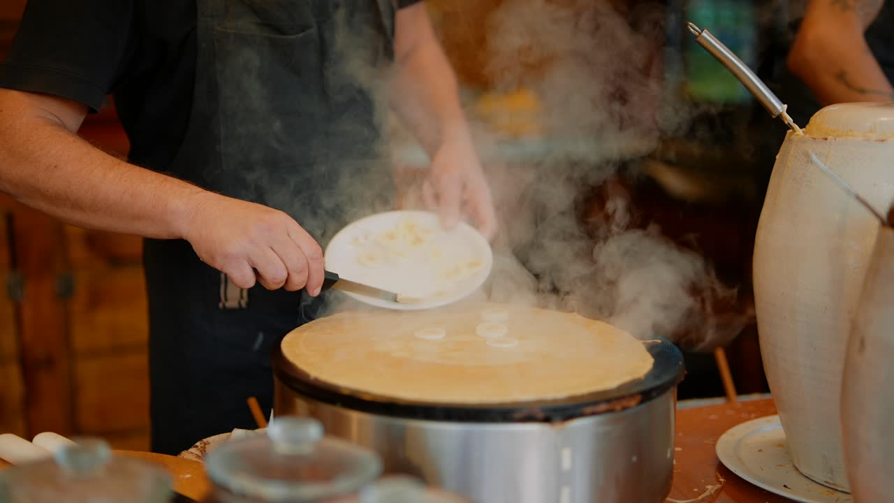 Preparare una crêpe con le banane