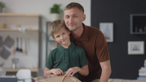 padre e hijo haciendo una cometa juntos