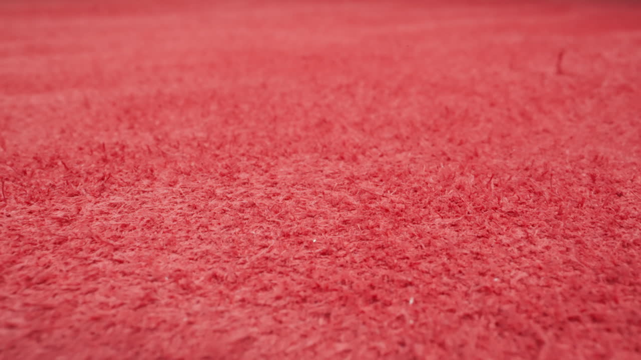 текстурированная поверхность из листа красной коровьей кожи