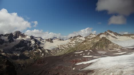 un majestuoso paisaje montañoso con glaciares