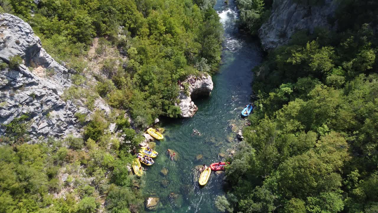 Persone che nuotano, si tuffano dalla scogliera e fanno rafting nel Canyon del fiume Cetina, Omis - Croazia.