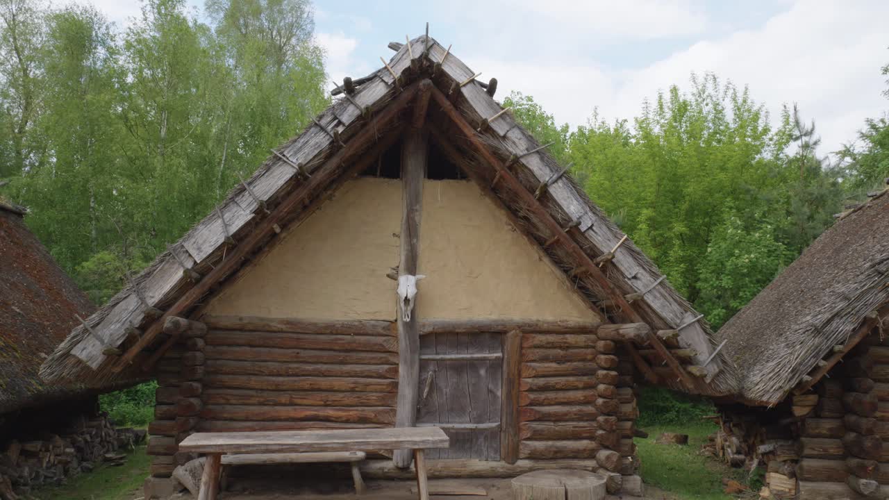 antigua casa eslava de madera - biskupin, polonia - pan up
