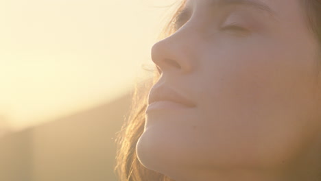 retrato en primer plano de una mujer hermosa disfrutando de una tranquila puesta de sol explorando la espiritualidad mirando hacia arriba orando contemplando el viaje con el viento soplando el cabello