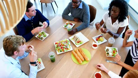 ejecutivos desayunando juntos en la cafetería