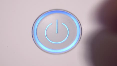 presionando el botón de encendido para encender y apagar el dispositivo de cerca