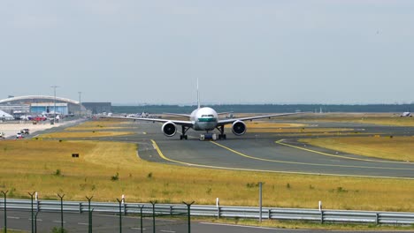 Tractor-De-Remolque-Remolcando-Un-Avión-De-Pasajeros-En-La-Pista-Del-Aeródromo