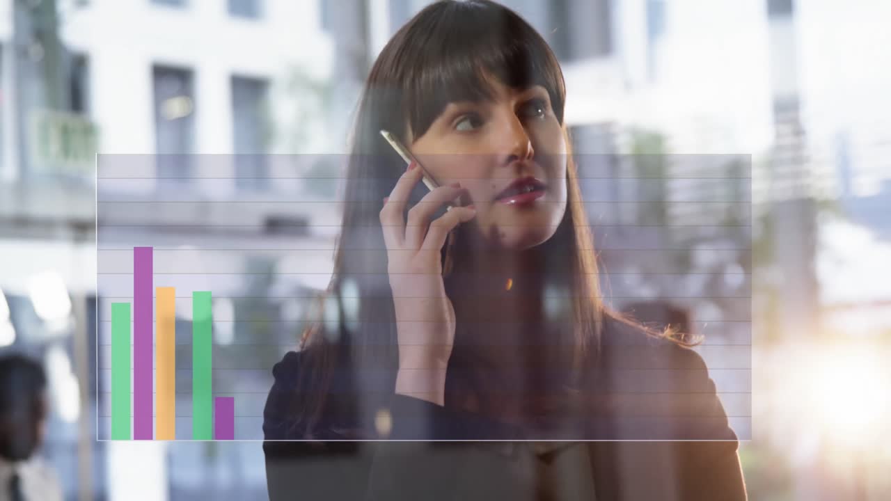 animación del procesamiento de datos financieros sobre una mujer de negocios caucásica hablando por teléfono inteligente