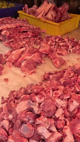 trabajadores organizando varios cortes de carne en la mesa