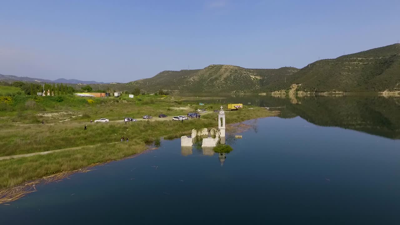 Kıbrıs'ta baraj suyu altında kalmış terk edilmiş eski kilise.