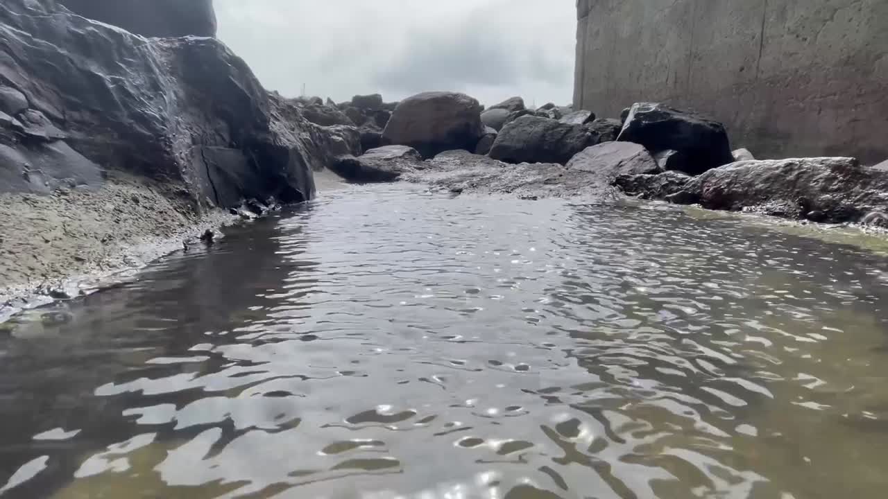Agua de mar fluyendo cerca del Enlace Marítimo Bandra Worli, Mumbai, India