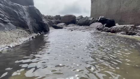 Meerwasser-Fließt-In-Der-Nähe-Von-Bandra-Worli-Sea-Link,-Mumbai,-Indien