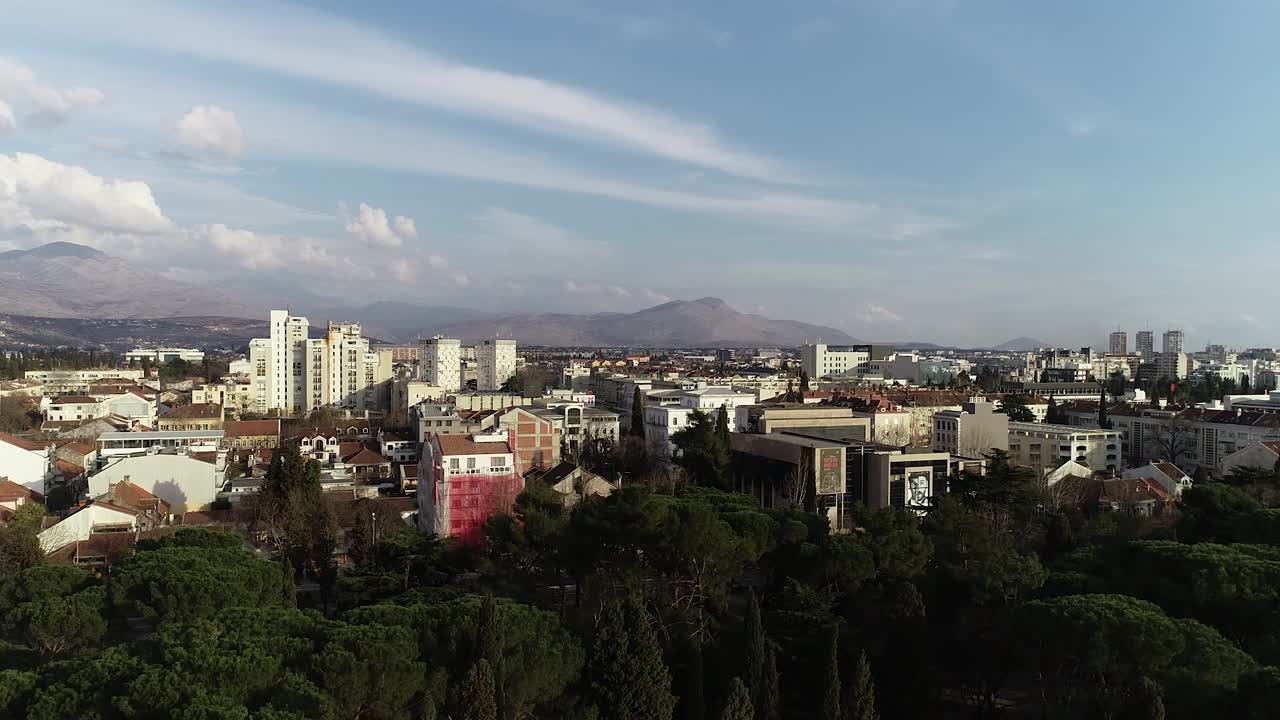 vista aérea de una ciudad con montañas en el fondo