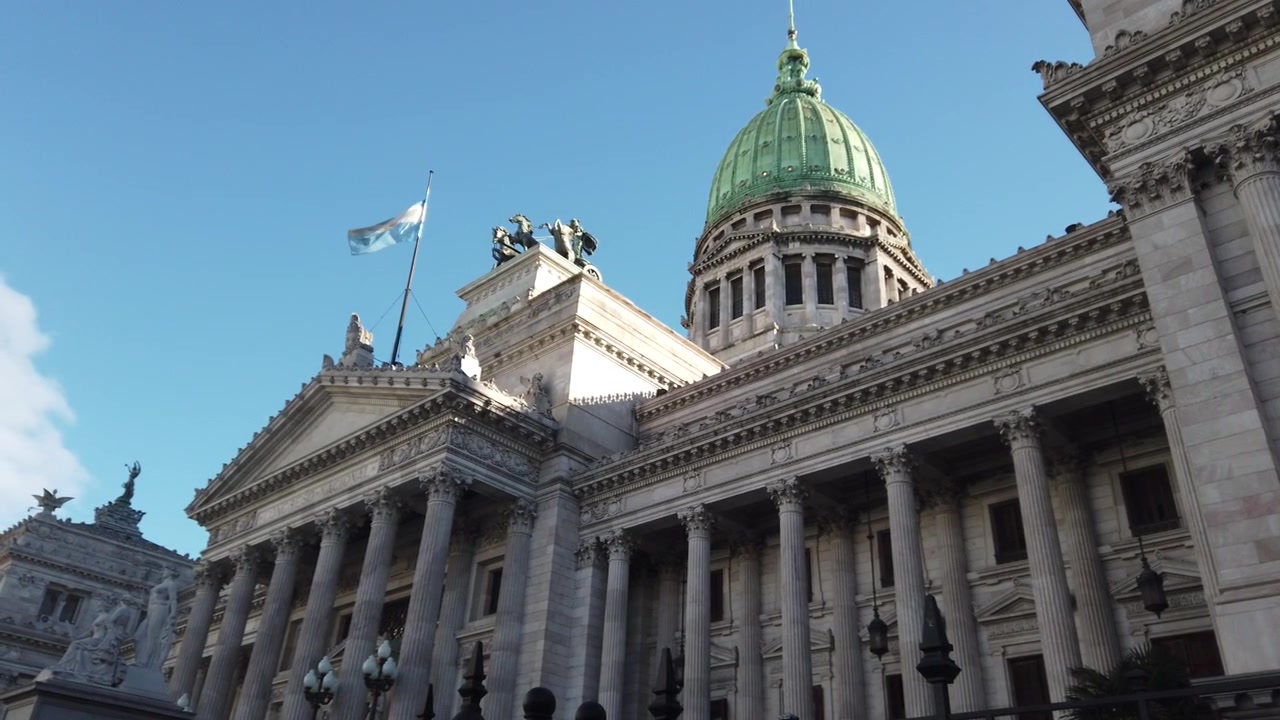 Panorámica en ángulo bajo de la cúpula, columnas y estatuas del Congreso Nacional Argentino, arquitectura de Buenos Aires, 60 fps.