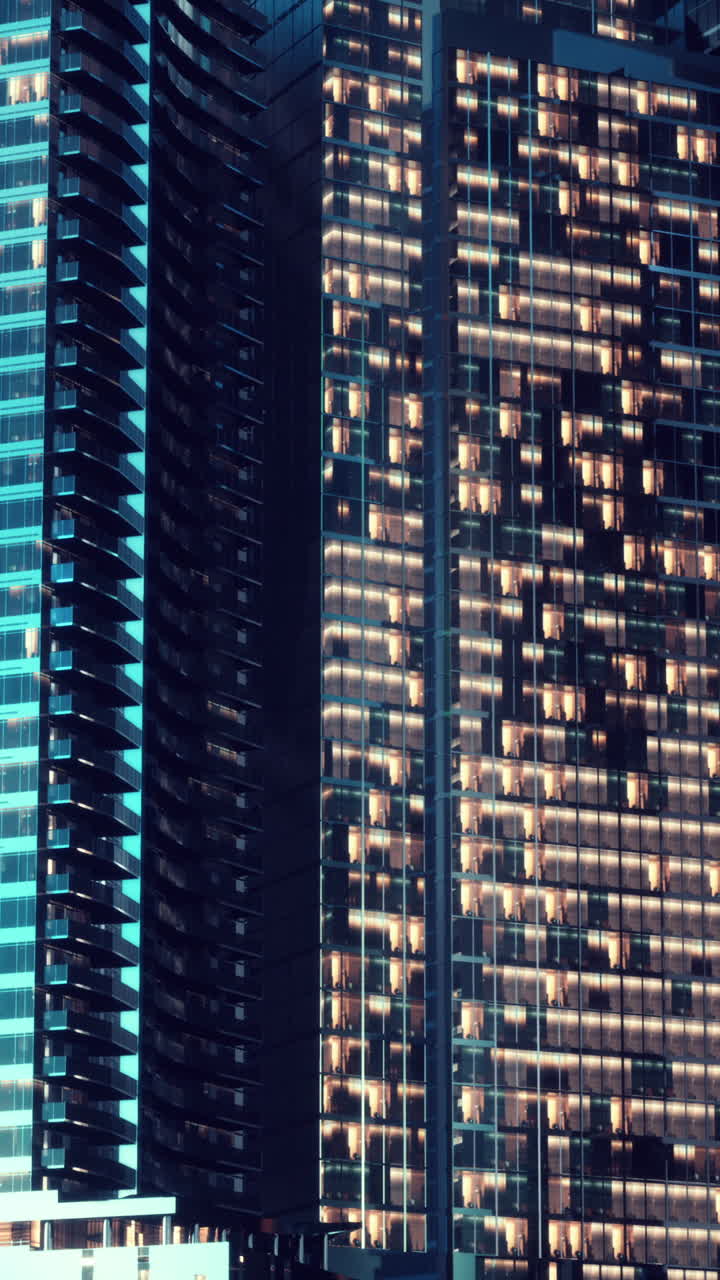 vista de cerca de los rascacielos iluminados en una ciudad moderna