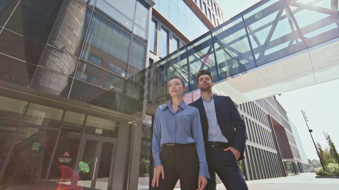 empleados de la oficina de la pareja de retratos fuera del edificio de oficinas contemporáneo.