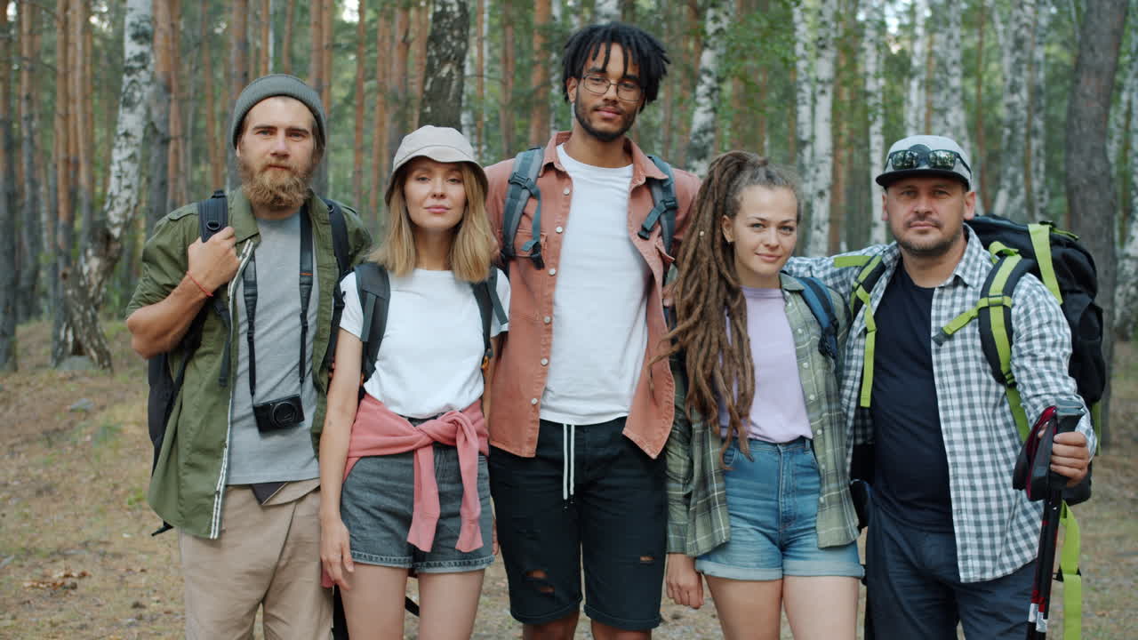 grupo de amigos haciendo senderismo en el bosque