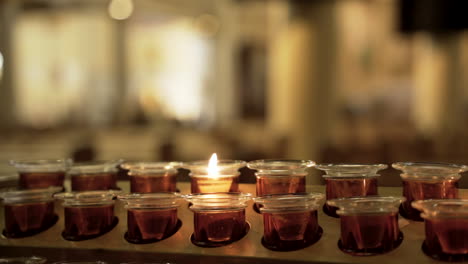una sola vela de oración encendida