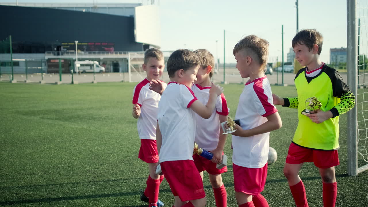joven equipo de fútbol celebrando una victoria
