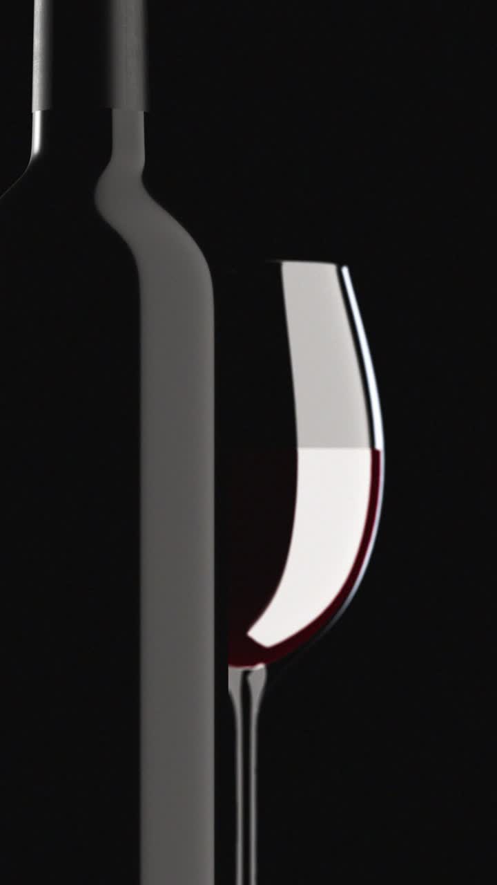 Vino rosso versato in un bicchiere accanto a una bottiglia su sfondo nero