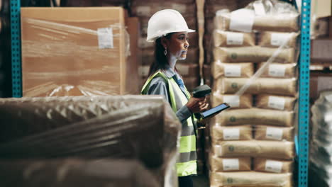 trabajador del almacén escaneando el inventario