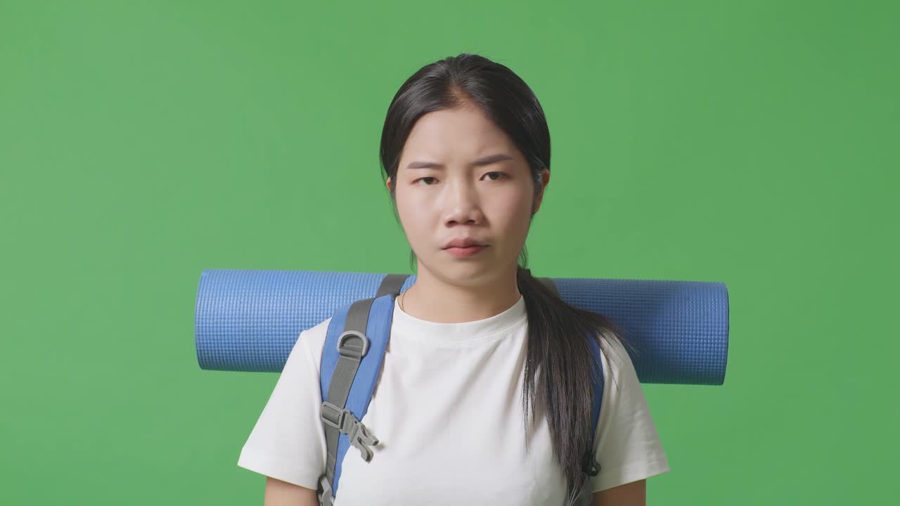 녹색 화면에 배과 요가 매트와 함께 여성