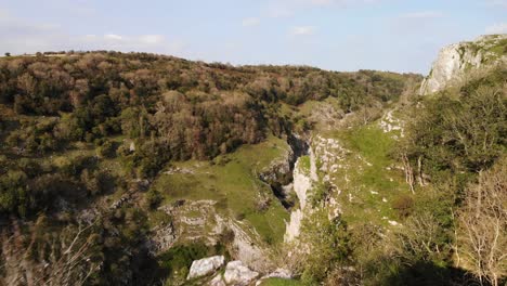 Vista-Aérea-Sobre-El-Valle-De-Piedra-Caliza-Del-Desfiladero-De-Cheddar