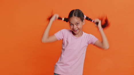 alegre divertida niña matona mostrando la lengua haciendo caras tontas haciendo tonterías bromeando burlándose