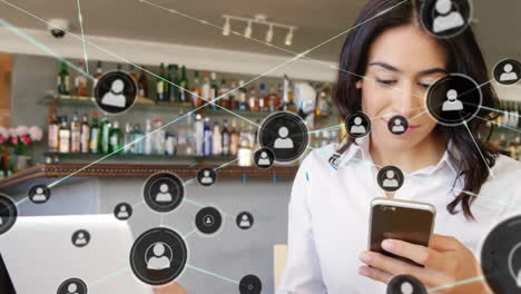 animación de la red de personas iconos sobre feliz mujer caucásica usando teléfono inteligente y portátil en el bar