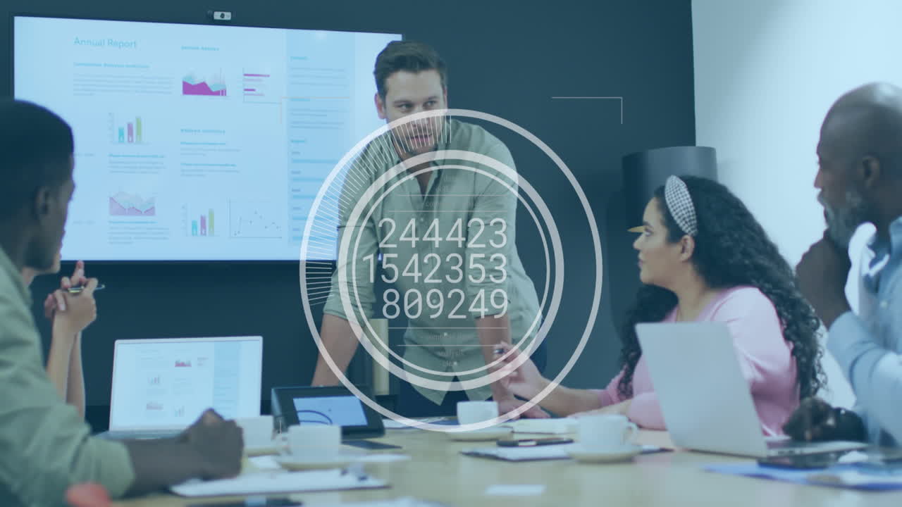 animación de números en el escáner redondo sobre el hombre caucásico discutiendo con sus colegas en la oficina
