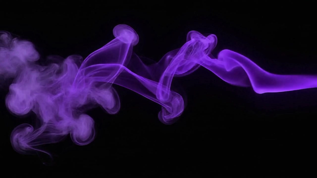 Fumo viola che vortica su sfondo nero