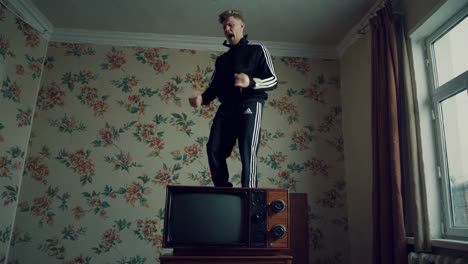 hombre cantando y bailando en un televisor vintage