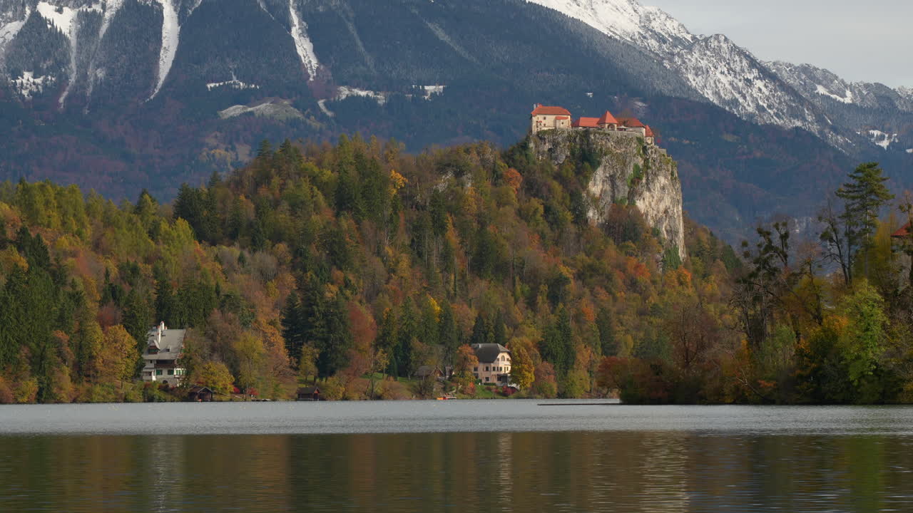Paesaggio pittoresco del lago di Bled con il castello medievale e le montagne innevate in Slovenia
