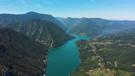 Luftaufnahme-Des-Berges-Tara-Und-Des-Flusses-Drina-In-Serbien