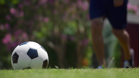 Hombre-Pateando-Una-Pelota-De-Fútbol-Al-Aire-Libre