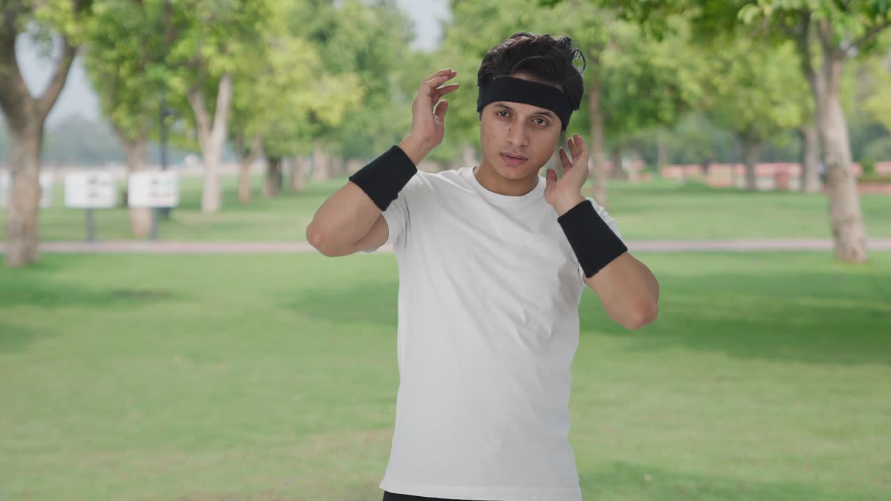 목 운동 을 하는 인도인