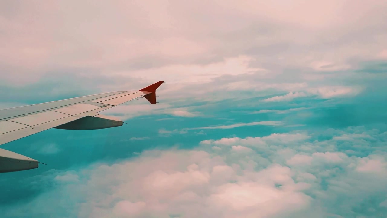 Vue de l'aile d'un avion par temps clair.