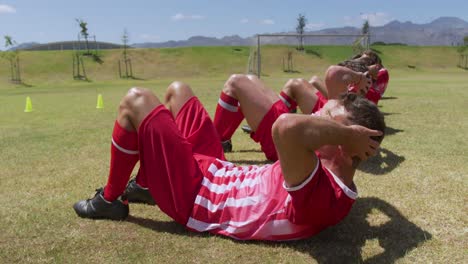 jugadores de fútbol trabajando en el campo