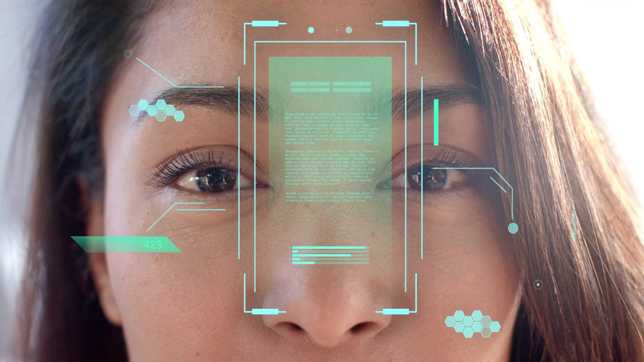 Kvinde åbner øjnene efter HUD justerer sig over ansigtet, scanner cyan AR-noder og tekst til teknologi.